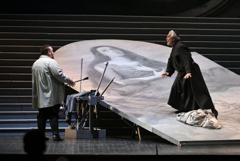 UNA TOSCA IN BIANCO E NERO AL TEATRO REGIO DI PARMA