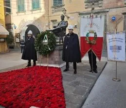 Associazione-Lucchesi-nel-Mondo-alla-cerimonia-al-monumento-a-Giacomo-Puccini-nel-101esimo-anniversario-della-morteImmagine